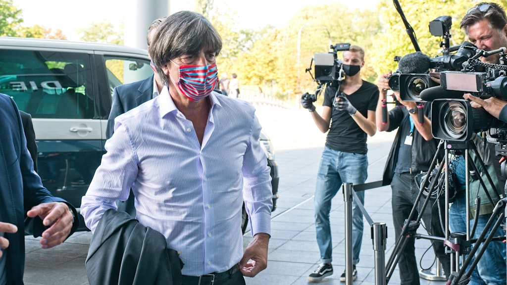 Die Corona-Pandemie bringt auch Bundestrainer Joachim Löw in Not.
