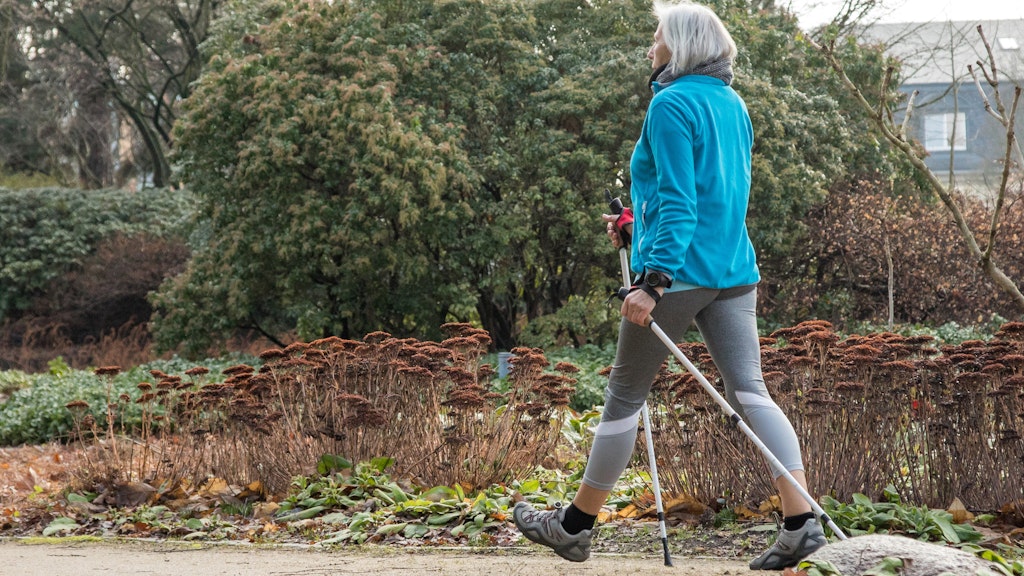 Bei schmerzhafter Arthrose kann Bewegung helfen. Ärzte empfehlen hierfür schonende Sportarten wie Nordic Walking.