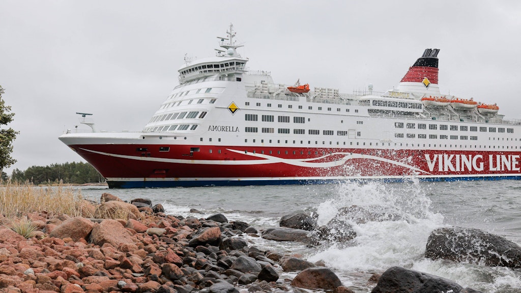 Ein Kreuzfahrtschiff in finnischen Gewässern.