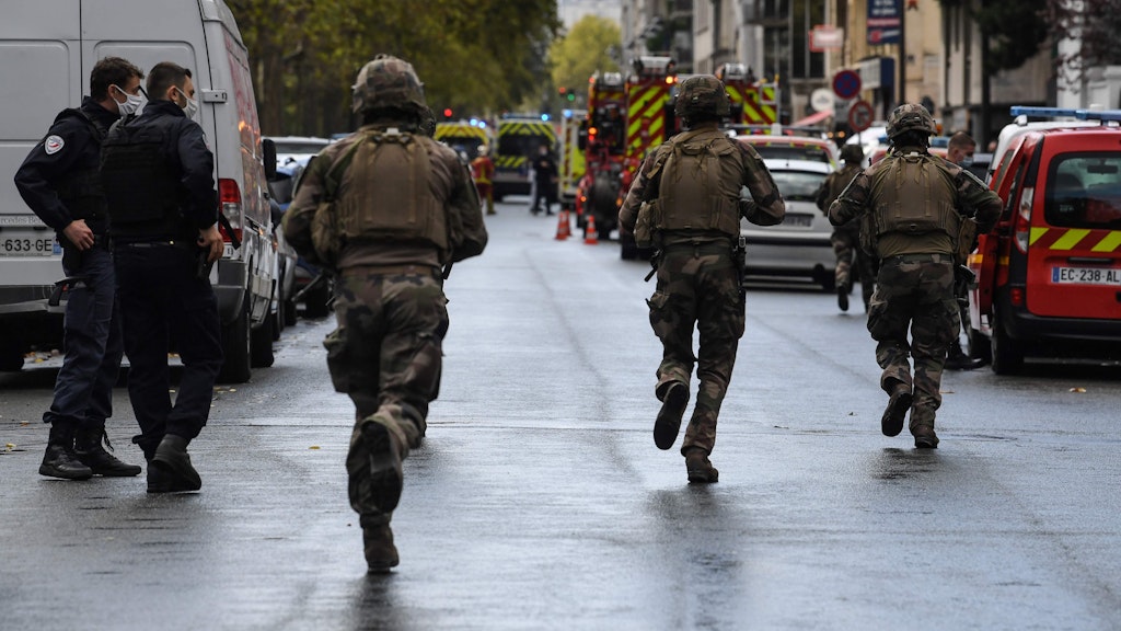 Nach dem Messerangriff suchte die Polizei den oder die Täter.