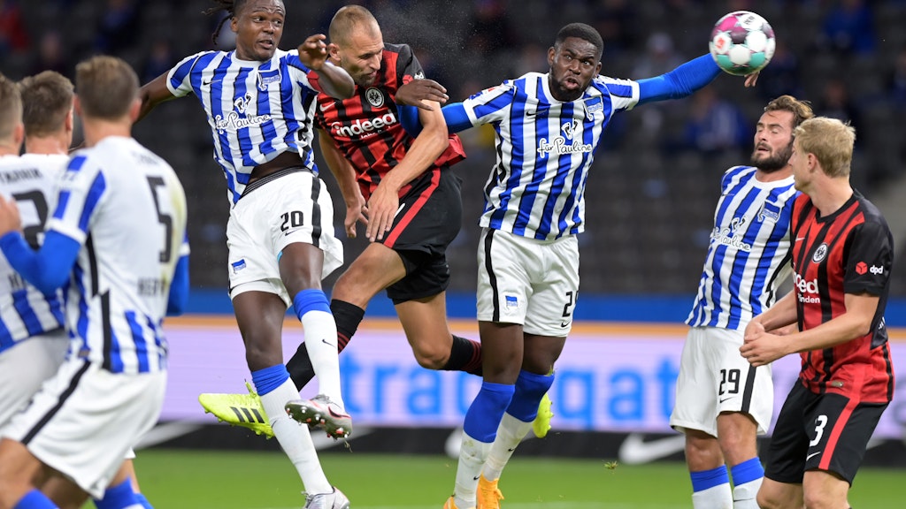 Frankfurts Bas Dost köpft gegen zwei Herthaner aufs Tor.