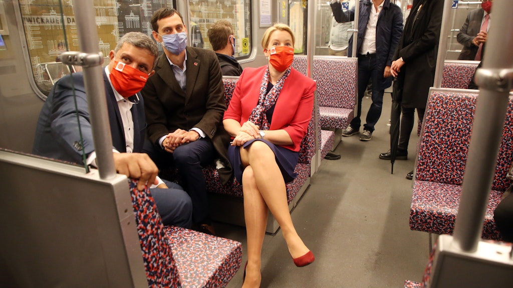 Raed Saleh (links), Vorsitzender der SPD-Fraktion Berlin, Martin Hikel, SPD-Bezirksbürgermeister in Neukölln, und Franziska Giffey (SPD), Bundesfamilienministerin, fahren mit der U-Bahn vom Bahnhof Johannisthaler Chaussee zur Endstation der Linie U7 nach Rudow.