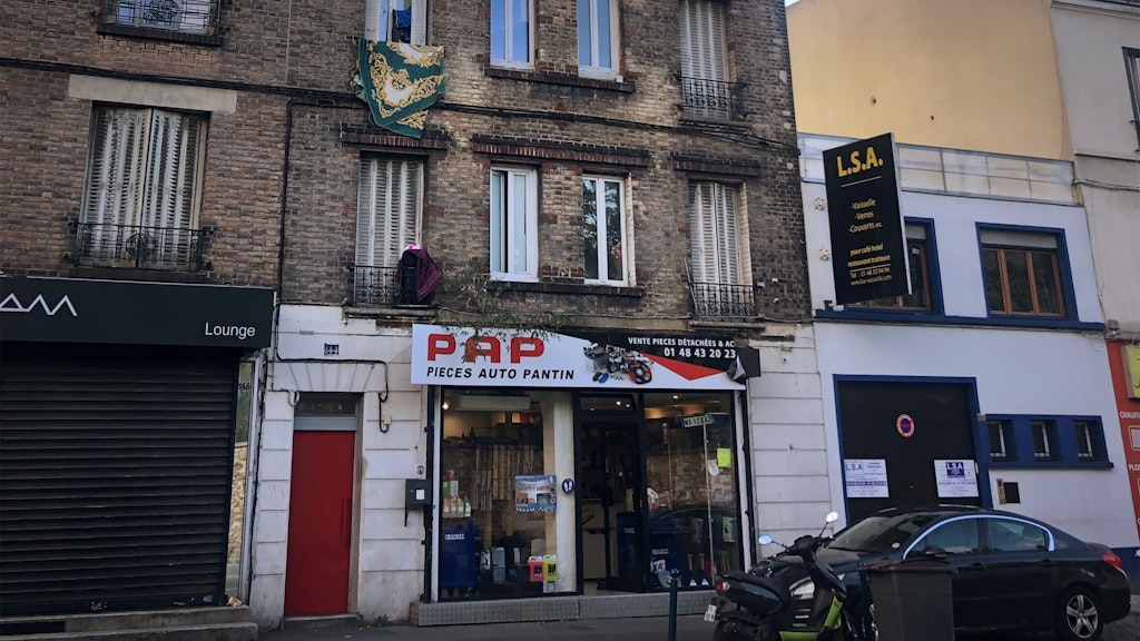 Der Tatort in Paris, an dem zwei Menschen bei einer Messerattacke verletzt wurden.