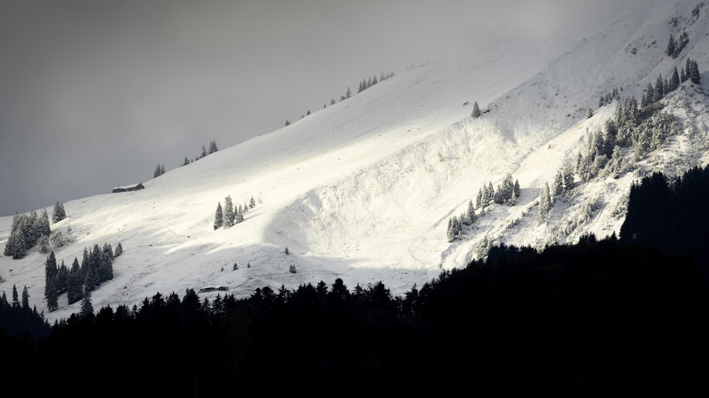 Auf den Hängen des Berges Moleson ist Neuschnee zu sehen.