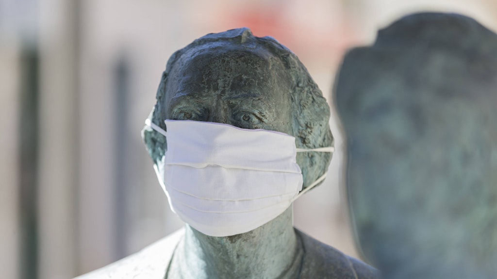 Statue mit Maske.