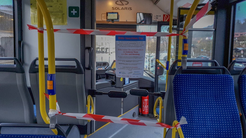 Der Bereich des Busfahrers ist in einem Fahrzeug mit Flatterband abgesperrt.