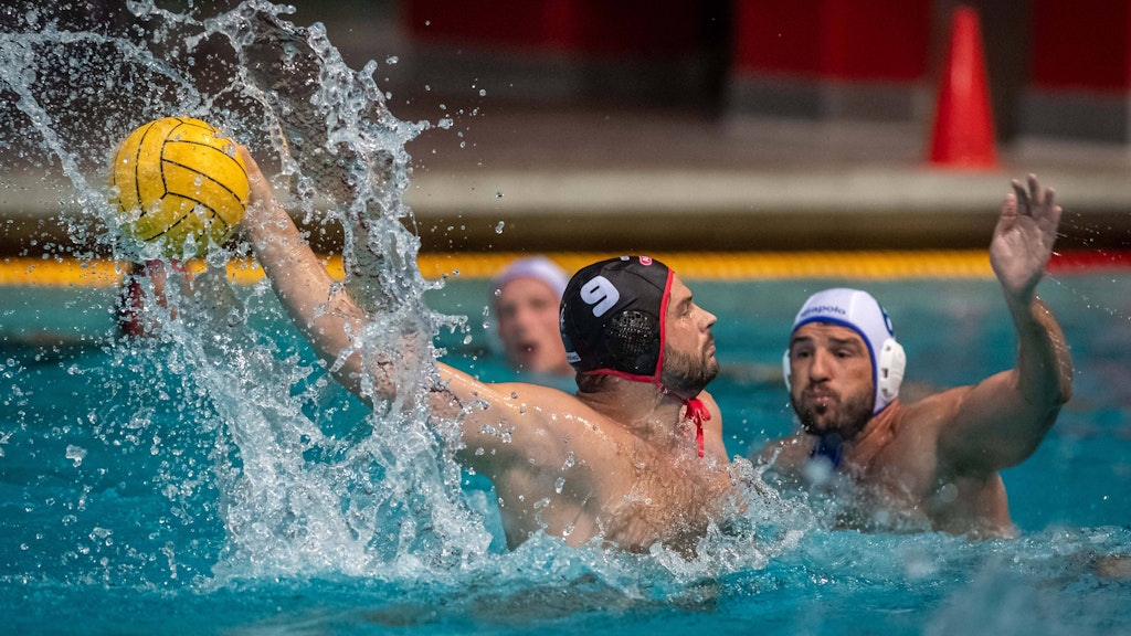 Schwer beschäftigt: Wasserballer Marko Stamm.