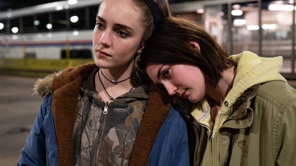 Talia Ryder (l.) als Skylar und Sidney Flanigan als Autumn in einer Szene des Films „Niemals Selten Manchmal Immer“.