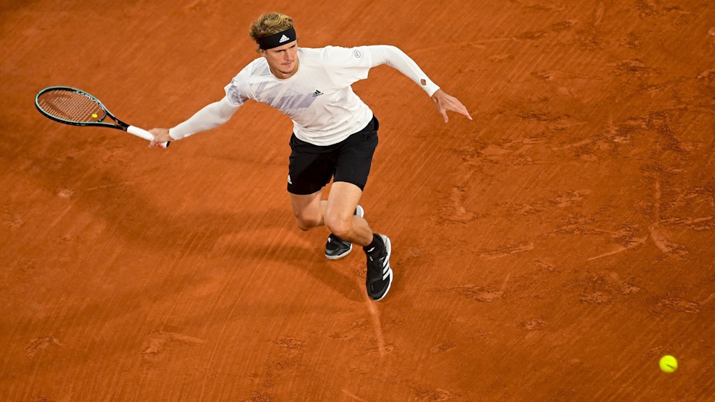Alexander Zverev hat dem Regen in Paris getrotzt und die zweite Runde der Frensh Open erreicht.