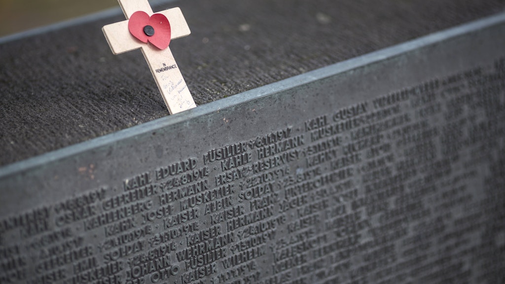 Gedenkstein auf dem Soldatenfriedhof Langemark in Westflandern, wo über 40.000 deutsche Soldaten als Gefallene des 1. Weltkriegs begraben sind. <br>
