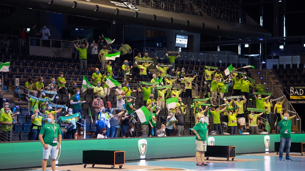 Ein Anfang: Fans der Füchse Berlin beim Testspiel gegen den THW Kiel in der Max-Schmeling-Halle.
