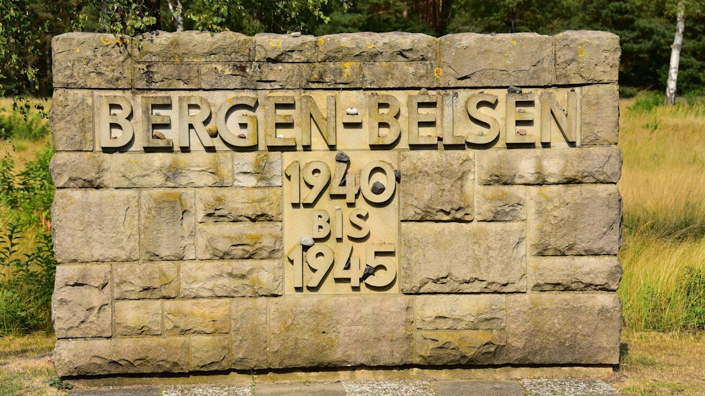 Gedenkstein am Konzentrationslager Bergen-Belsen, Niedersachsen.