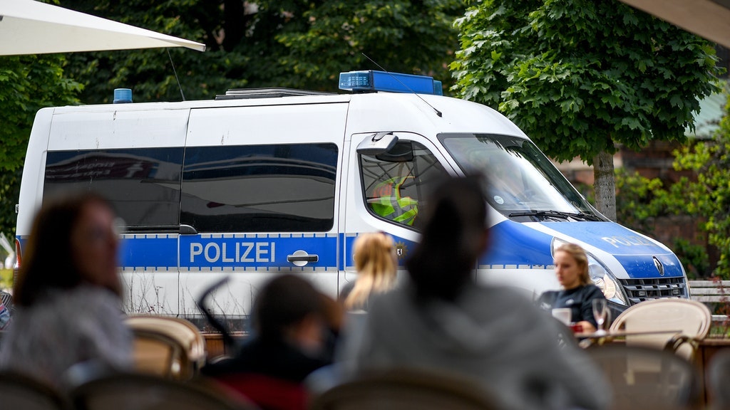 Ein Einsatzfahrzeug der Polizei fährt an einem Lokal am Alexanderplatz vorbei.