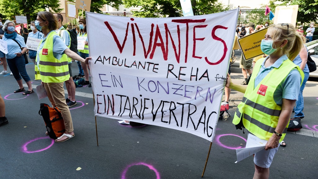 Auch die Mitarbeiter von Vivantes treten am Dienstag in den Warnstreik. Das Foto zeigt einen Streik aus dem Sommer.