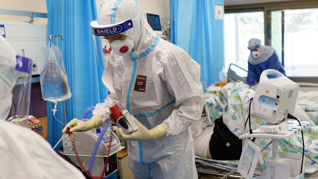 Israelisches medizinisches Personal in Schutzkleidung arbeitet auf der Corona-Station des Galilee Medical Center in der nordisraelischen Stadt Nahariya. 