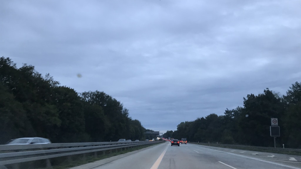 Freie Fahrt um 7.10 Uhr auf der Avus, wo sonst werktags Stau herrscht.