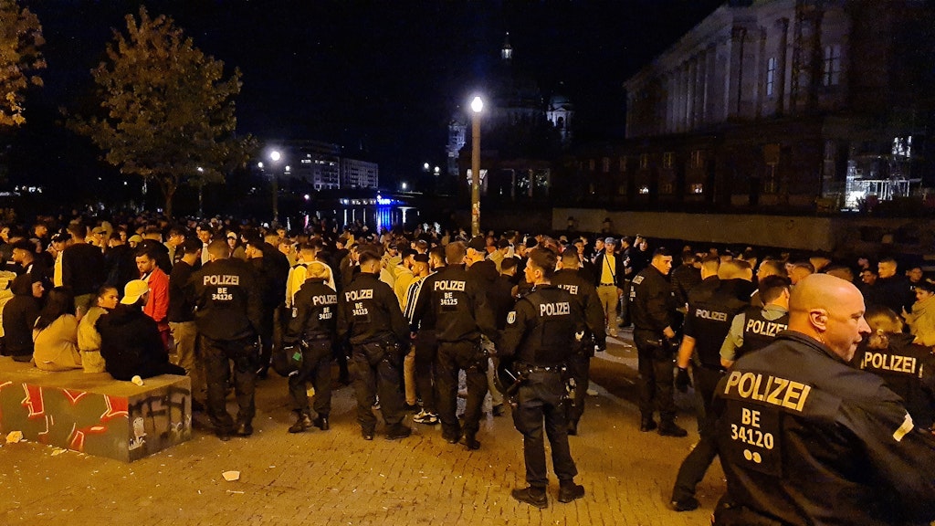 Beamte der Berliner Polizei bei einem Einsatz gegen eine illegale Freiluftparty im James-Simon-Park in Mitte. Hier wurden Corona-Verordnungen nicht eingehalten. 