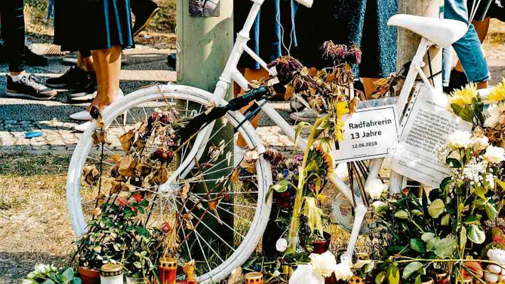 Ein weißes Fahrrad zeugt von dem Unglück.