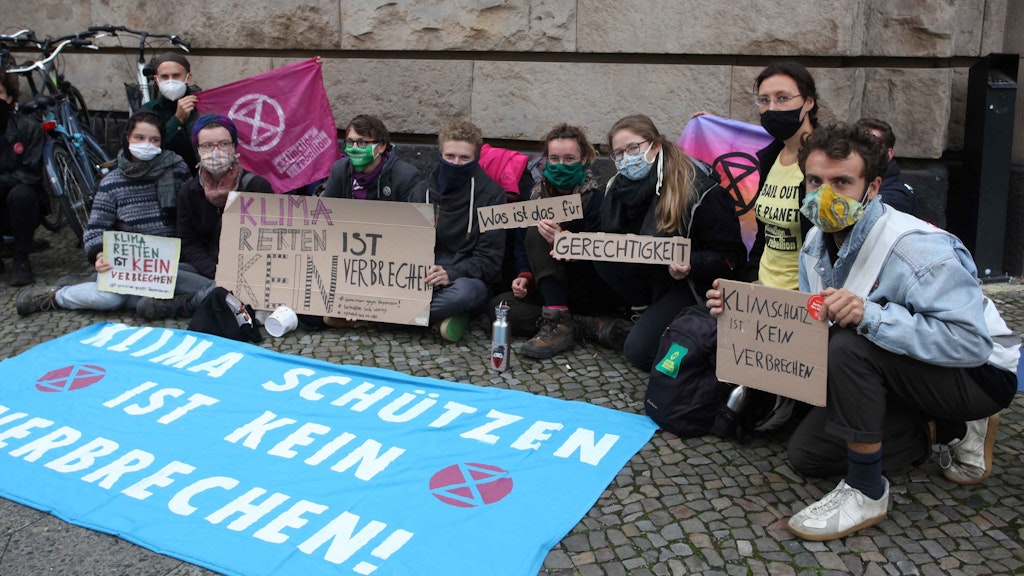 Aktivisten protestierten am Dienstag vor dem Amtsgericht Tiergarten für den Klimaschutz und für Gerechtigkeit für ihren Freund Freund Lukas (5. v. li.). Der 22-jährige Student wurde zu einer Geldstrafe von 1350 Euro verurteilt, weil er an einer Sitzblockade teilgenommen hatte.