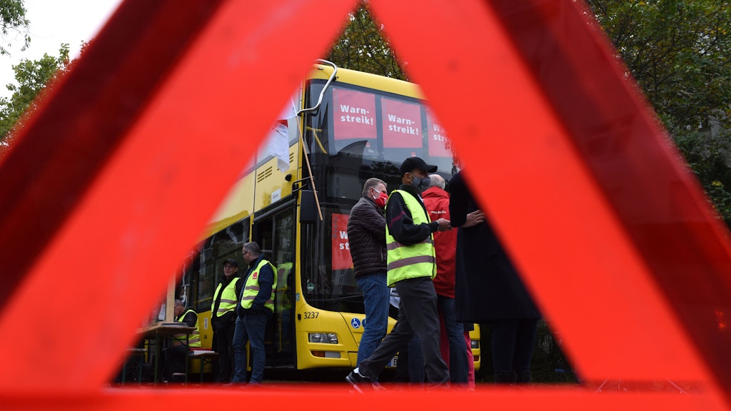 Nichts fährt mehr ... Verdi-Mitglieder bei der Streikkundgebung vor dem Omnibusbetriebshof Cicerostraße.