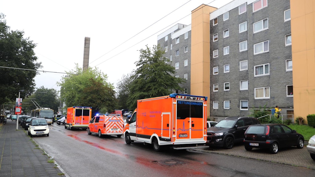 Krankenwagen stehen vor dem Haus, in dem fünf tote Kinder gefunden wurden.