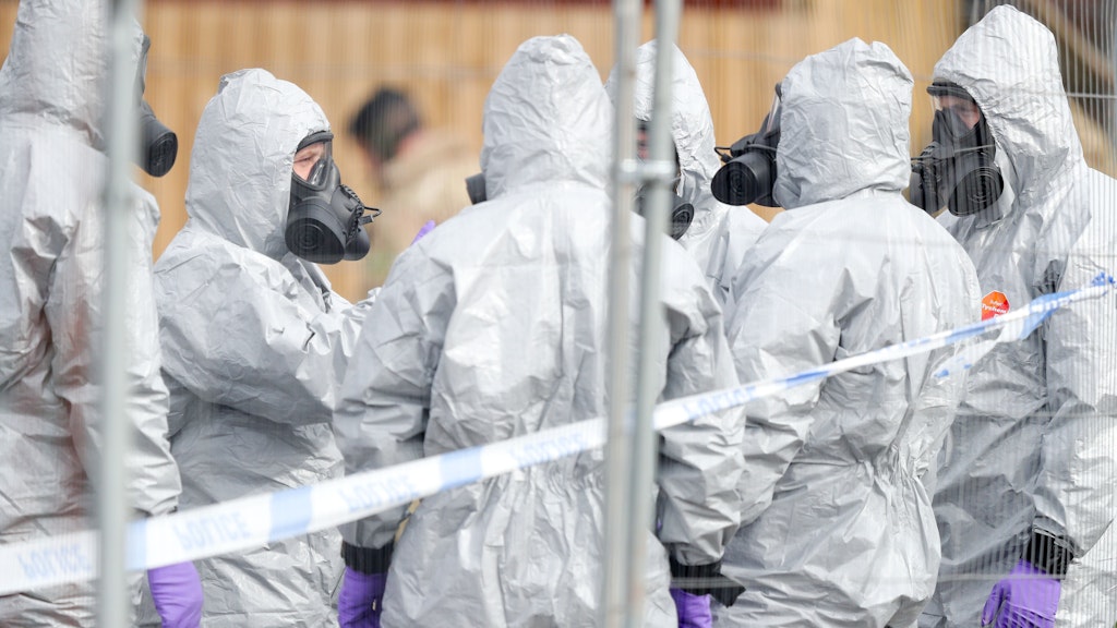 Im März 2018 wurde das Nervengift Nowitschok erstmals in der Öffentlichkeit bekannt: Da stellte sich heraus, dass der Ex-Doppelagent Skripal und dessen Tochter damit vergiftet worden waren. Hier Ermittler in Schutzanzügen im britischen Salisbury, wo beide bewusstlos auf einer Parkbank entdeckt wurden.