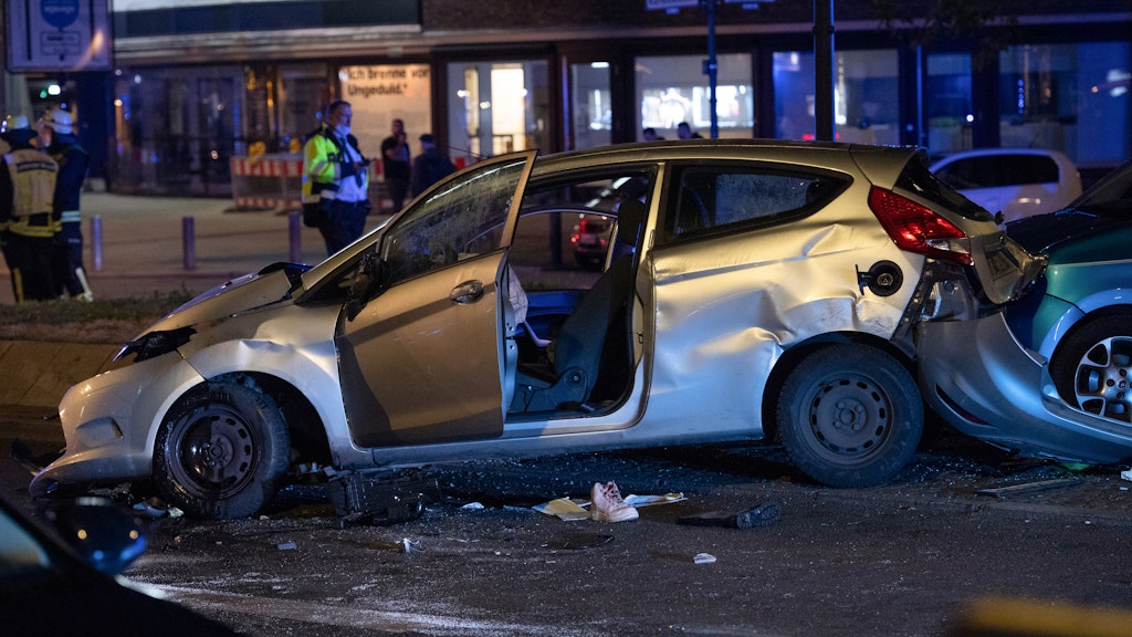 Schauplatz eines fatalen Zusammenstoßes: Mit diesem Wagen kollidierte ein BMW, der offenbar an einem illegalen Rennen auf dem Kurfürstendamm teilnahm. Die Insassen, eine Frau und ihre Tochter, wurden schwer verletzt.