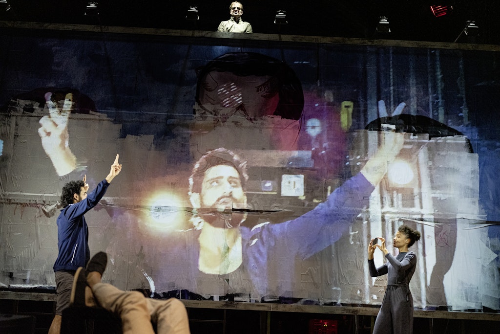 Gott ist nicht schüchtern im Berliner Ensemble. 