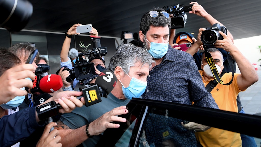 Lionel Messis Vater Jorge trifft in Barcelona ein und grummelt: "Schwierig, schwierig."