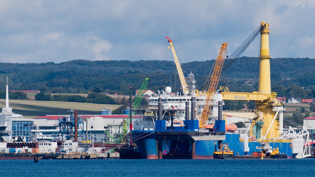 Das russische Verlegeschiff „Akademik Tscherski“ im Hafen Mukran auf Rügen. Das Spezialschiff wird derzeit für den Weiterbau der Ostsee-Pipeline Nord Stream 2 vorbereitet. 