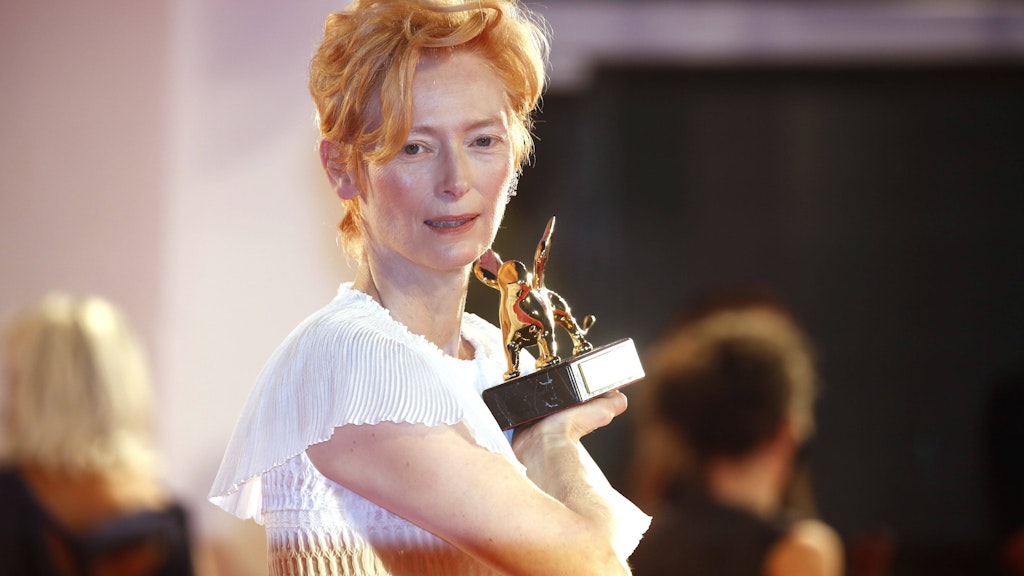 Tilda Swinton mit dem Golden Löwen für ihr Lebenswerk bei der Festival-Eröffnung auf der Biennale di Venezia.