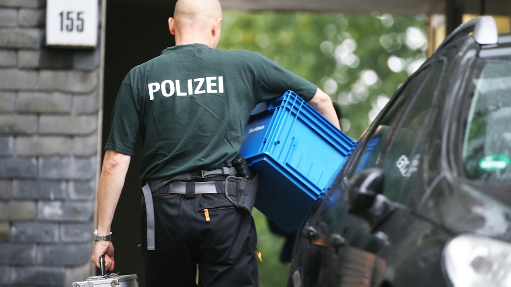 Polizisten am Tatort im Solinger Stadtteil Hasseldelle.