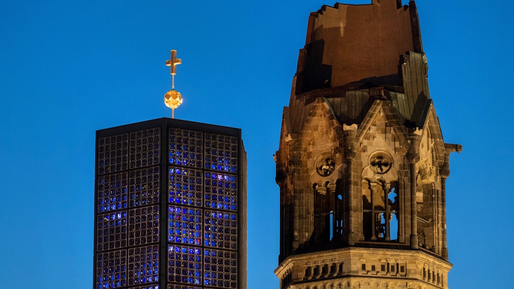 Die Turmspitze der Kaiser-Wilhelm-Gedächtniskirche auf dem Breitscheidplatz: Von dem ursprünglichen Gotteshaus blieb nur die Ruine des Hauptturmes, den manche Berliner „Hohlen Zahn“ nennen.