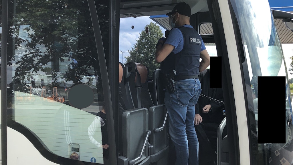 Die Polizei bei der Kontrolle des Reisebusses an der Raststätte Mitterteich.