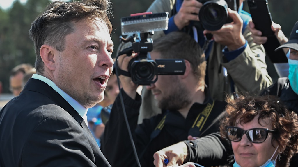 Grünheide: Elon Musk, Tesla-Chef, steht auf der Baustelle der Tesla Gigafactory und gibt ein Autogramm. 