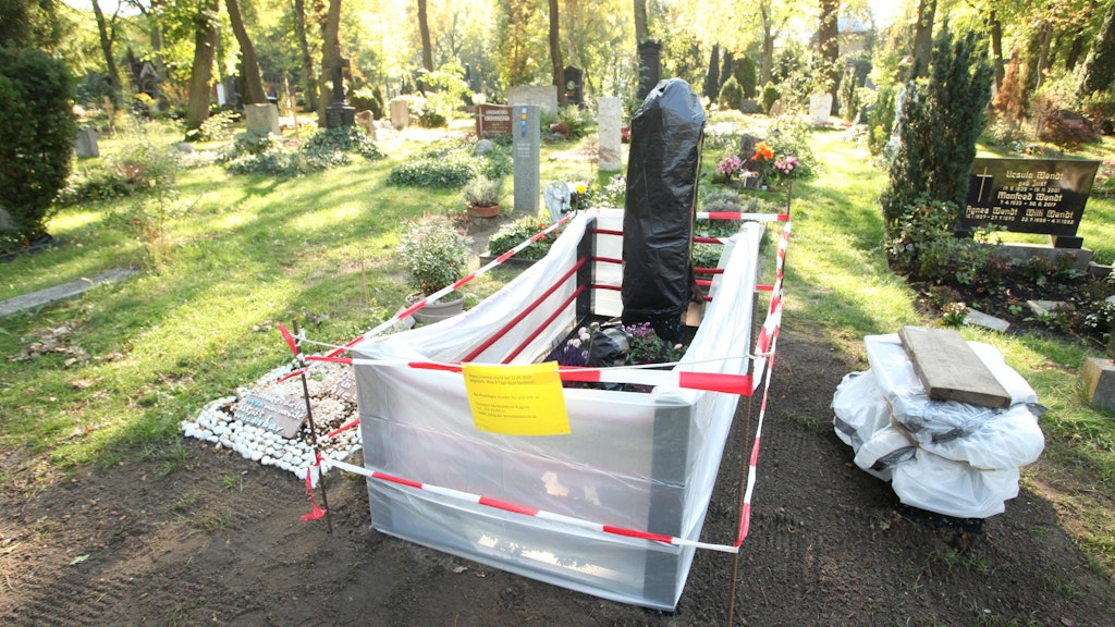 Das verhüllte Grab von Graciano Rocchigiani in Schöneberg. 
