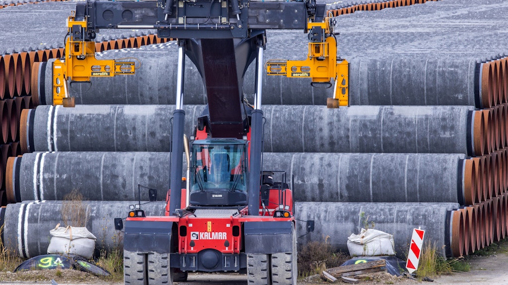Rohre für die Erdgaspipeline Nord Stream 2 liegen im Hafen Mukran auf der Insel Rügen.