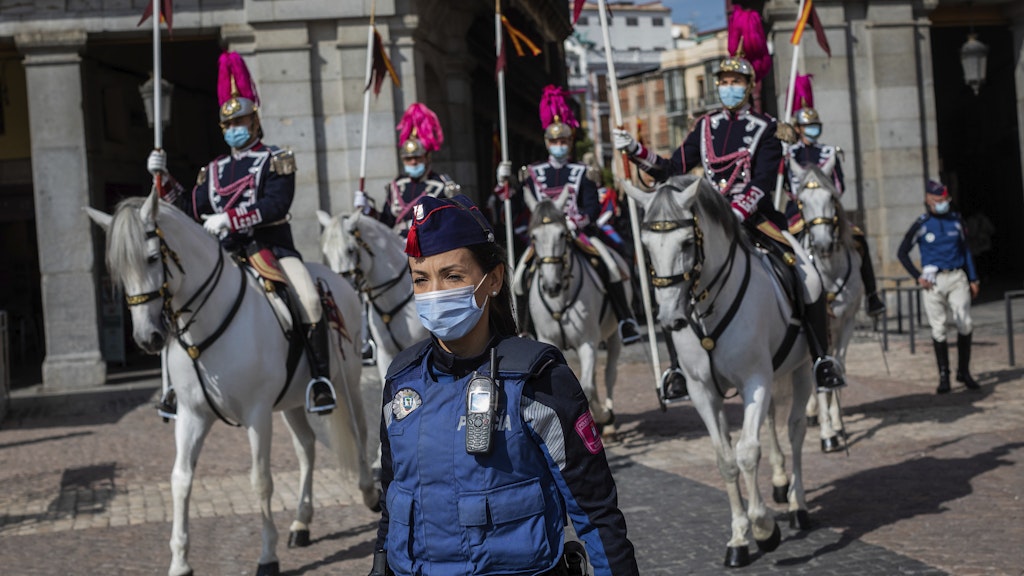 Madrid: Mitglieder der Königlichen Garde mit Mund-Nasen-Schutz reiten in Richtung Außenministerium in der Innenstadt von Madrid.