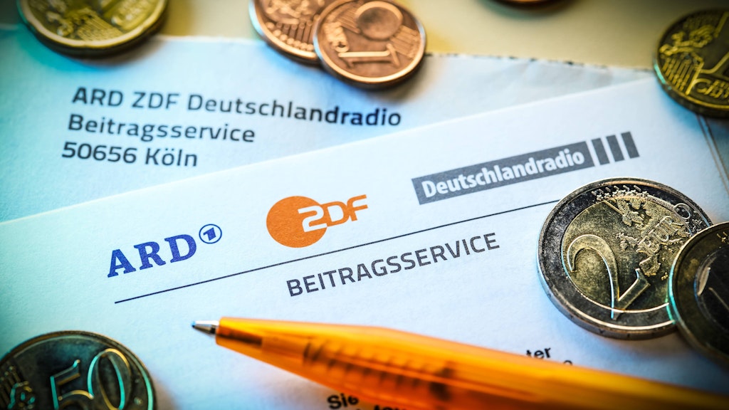 Ein Mann aus Hessen will seinen GEZ-Beitrag in bar bezahlen, der Hessische Rundfunk lehnt das ab. Jetzt muss ein Gericht entscheiden.<br>