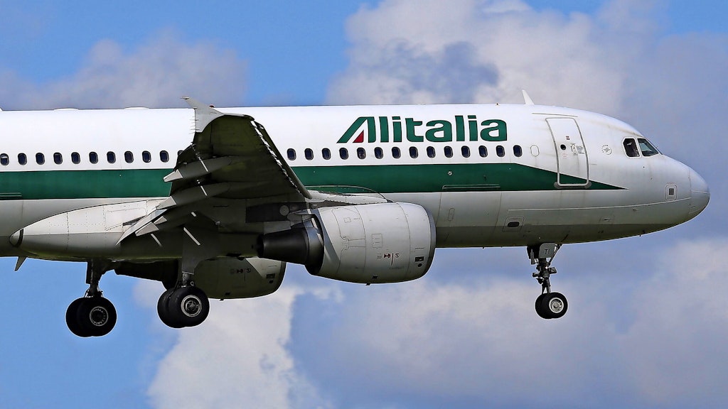 Ein Airbus A320 der Alitalia unterwegs.