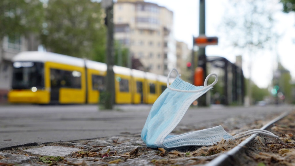Nicht liegenlassen! Die Maske wird am Wochenende bei Demonstrationen zum ersten Mal Pflicht sein.