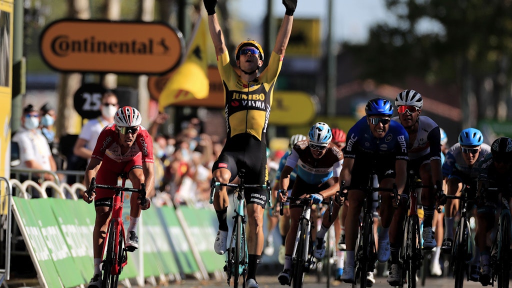 Wout van Aert feiert in Lavaur den zweiten Tagessieg.