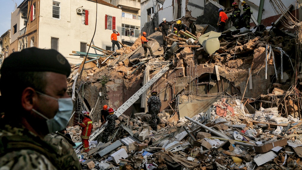 Mitglieder des chilenischen Rettungsteams und des libanesischen Zivilschutzes durchsuchen die Trümmer eines Gebäudes, das bei der Explosion im vergangenen Monat eingestürzt war, nachdem ein Rettungshund in der Gegend von Gemmayzeh Lebenszeichen entdeckt hatte. 