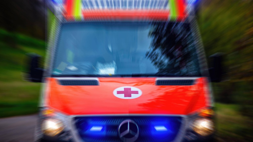 Wieder musste ein lebensgefährlich verletzter Radfahrer ins Krankenhaus gebracht werden (Symbolbild).