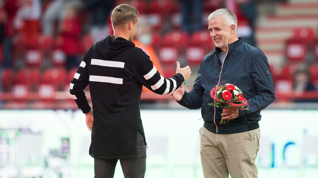 Union-Präsident Dirk Zingler verabschiedet vor der Partie gegen Nürnberg Felix Kroos, der zu Eintracht Braunschweig wechselt.
