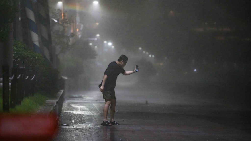 Kamera immer griffbereit: Selbst als der Taifun „Maysak“ in Südkorea wütete, griff ein Mann in der Region Busan zum Smartphone, um ein Foto zu machen. 