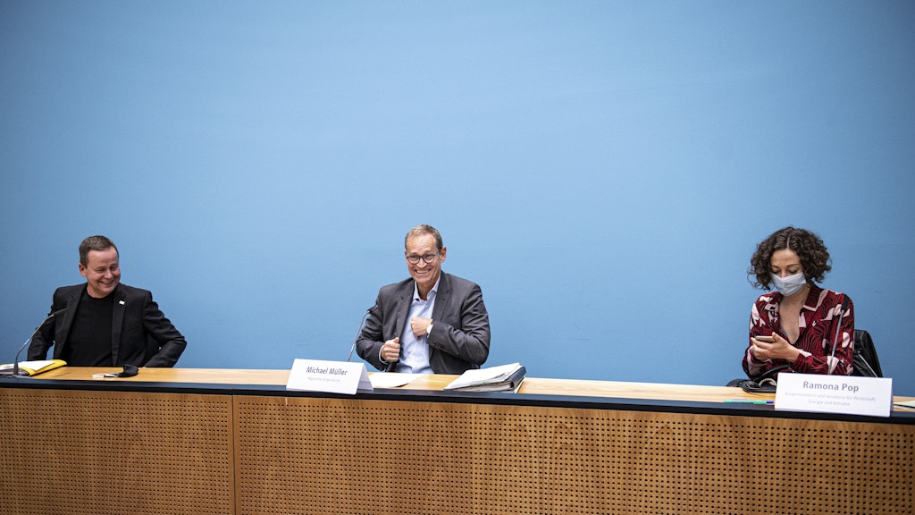 Zwei Mal Rot, einmal Grün: Klaus Lederer (Linke, Kultursenator), Michael Müller (SPD, Regierender), Ramona Pop (Grüne, Wirtschaftssenatorin).