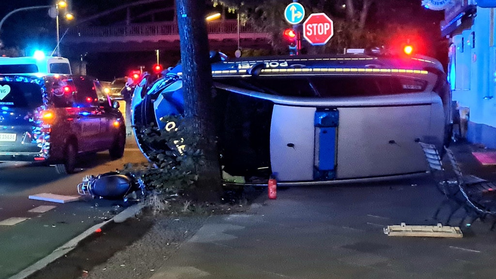 Der Streifenwagen rutschte über einen Gehweg, wo ihn ein Baum stoppte.