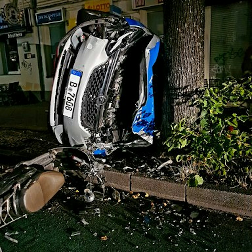 Das Polizeiauto rammte auch einen geparkten Motorroller. 