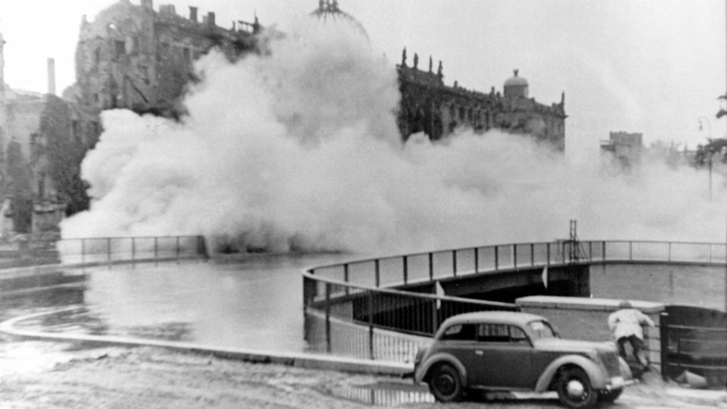 Der Apotheken-Flügel, der älteste Teil des Berliner Stadtschlosses, wird im September 1950 gesprengt.<br><br><br><br><br>